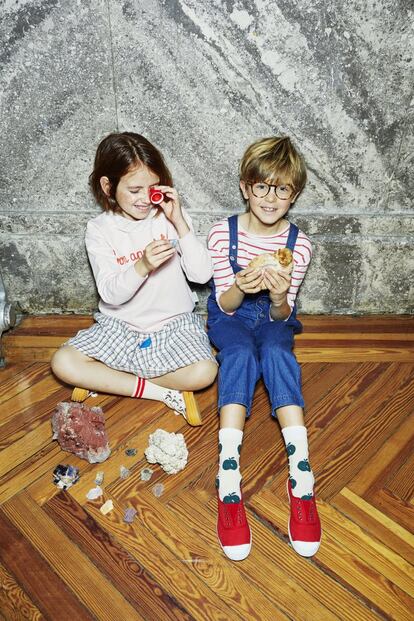 Daniela lleva camisa de algodón de Zara Kids, sudadera de algodón y calcetines de Tinycottons, falda de lino de Tambere, zapatillas de lona de Bobo Choses. Caleidoscopio de Bonton. Minerales de Amazon y del Museo Geominero. Álvaro lleva camiseta de algodón de rayas de Gocco, peto vaquero de Fish & Kids, calcetines de manzanas de The Animals Observatory, gafas de pasta de Carrera, zapatillas de lona de Pisamonas