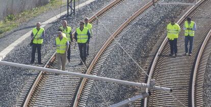 T&eacute;cnicos y peritos inspeccionan el pasado mes de marzo la curva de Angrois, donde se estrell&oacute; el tren Alvia. 