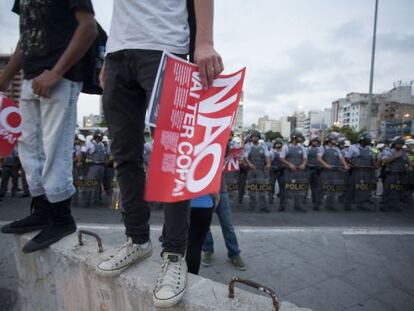 Manifestante segura cartaz contra a Copa neste m&ecirc;s em S&atilde;o Paulo. 