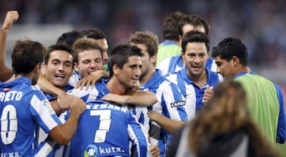 Los jugadores de la Real celebran el gol de Griezmann.