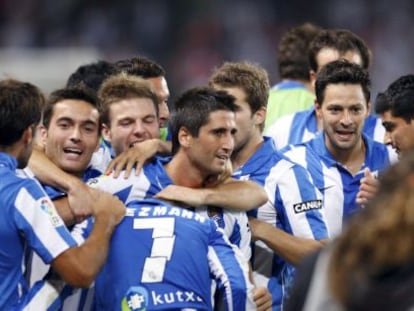 Los jugadores de la Real celebran el gol de Griezmann.