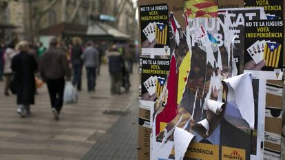 Restes de publicitat electoral a la Rambla de Barcelona.