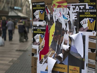 Restes de publicitat electoral a la Rambla de Barcelona.