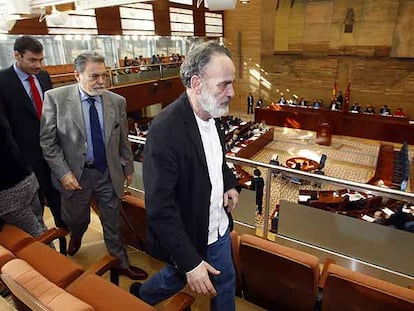 El doctor Luis Montes, en la tribuna de invitados de la Asamblea de Madrid. Detrás de él, el coordinador de Izquierda Unida en la región, Fernando Marín, y el secretario general del PSM, Tomás Gómez.