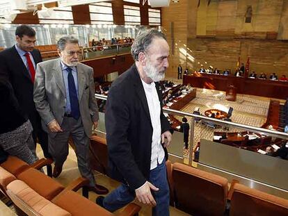 El doctor Luis Montes, en la tribuna de invitados de la Asamblea de Madrid. Detrás de él, el coordinador de Izquierda Unida en la región, Fernando Marín, y el secretario general del PSM, Tomás Gómez.