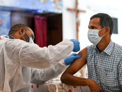 Un hombre recibe la vacuna contra la covid en Abu Dhabi el 16 de enero.