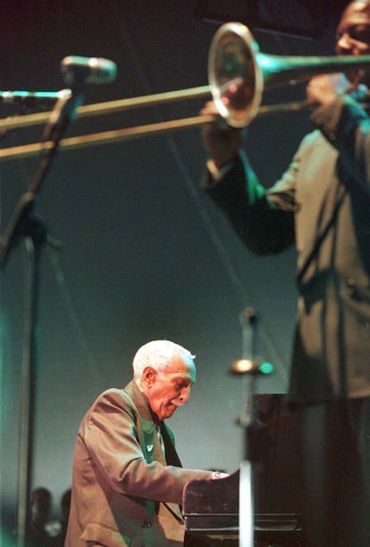 Rubén González, en un concierto en julio de 1999.