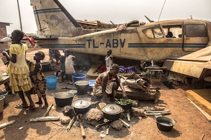 La población en Bangui no se siente protegida y teme todavía posibles represalias tanto por los rebeldes de la exSéleka como por los Antibalaka. Se calcula que más de cien mil personas habitan en el campo, buscando la protección de las tropas francesas que custodian el aeropuerto.