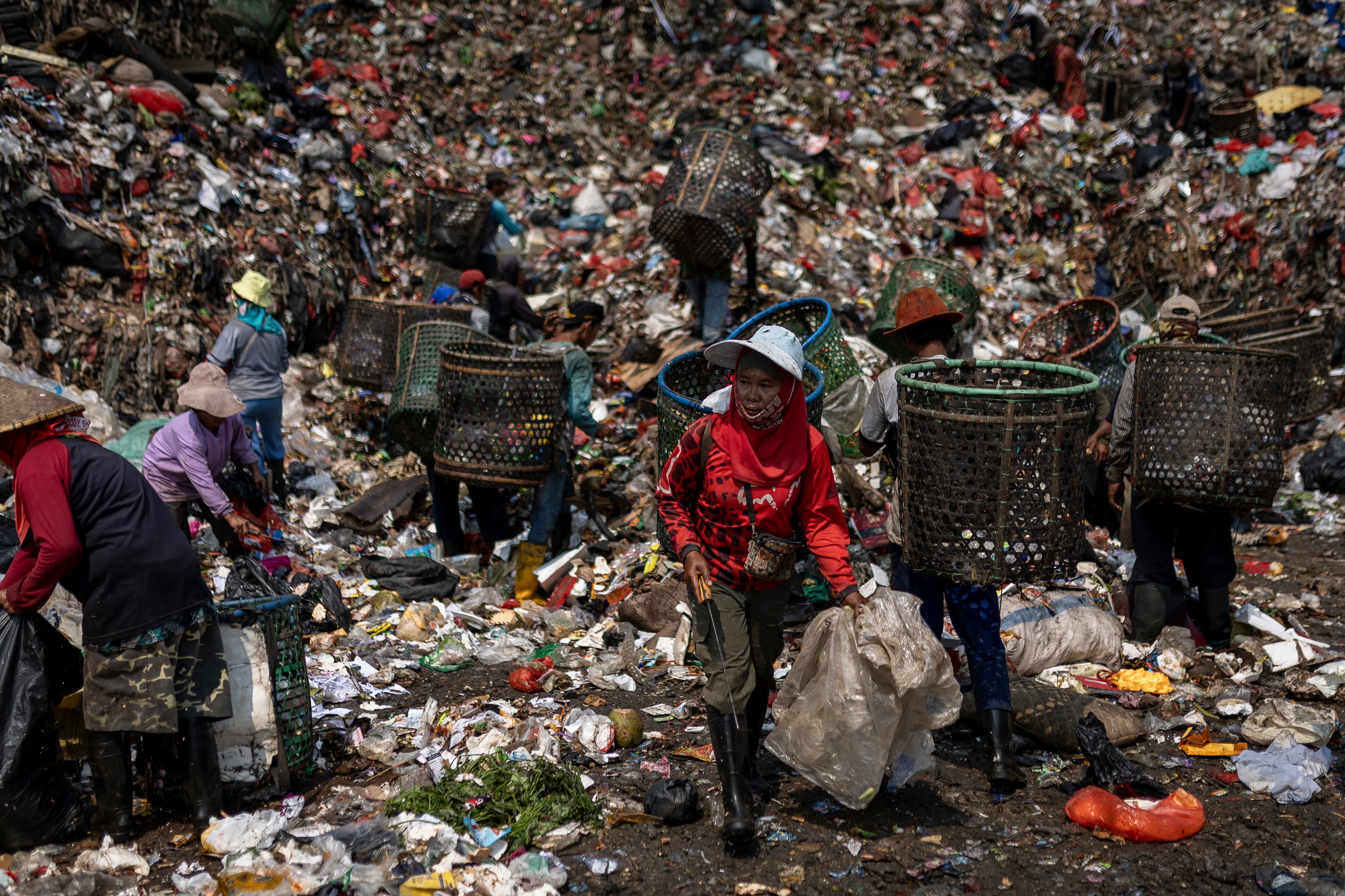 Varios buscadores recolectan plástico en el vertedero de Bantar Gebang, el 16 de julio de 2026.