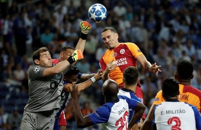 Maicon Pereria Roque del Galatasaray en acción contra Iker Casillas del FC Porto durante un partido de la Liga de Campeones, el 3 de octubre de 2018, en Oporto.