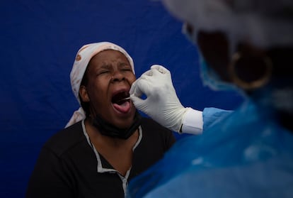 Una mujer se sometía ayer a una prueba de covid en un centro médico de Soweto, en Sudáfrica.