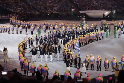 Los atletas de la delegación griega llegan durante la ceremonia de apertura de los Juegos Olímpicos de Río 2016 en el estadio Maracaná.