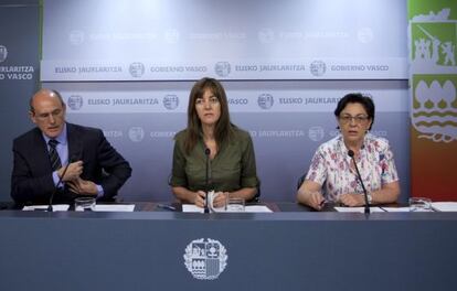 Idoia Mendia, en el centro, junto a Rafael Bengoa y Pilar Unzalu durante su comparecencia tras la reunión del Ejecutivo vasco.
