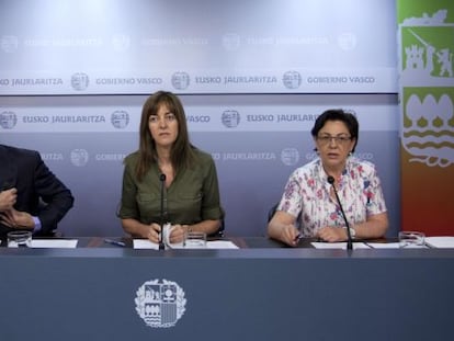 Idoia Mendia, en el centro, junto a Rafael Bengoa y Pilar Unzalu durante su comparecencia tras la reunión del Ejecutivo vasco.