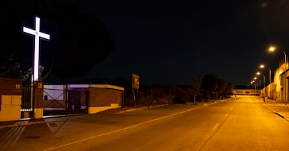 
La cruz de la iglesia iluminada durante la madrugada en la calle San Norberto. 
