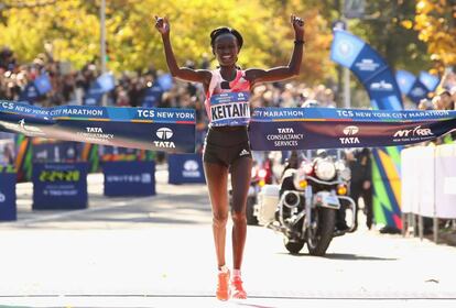 La keniana Mary Keitany, ganadora del maratón en categoría femenina, cruza la línea de meta.