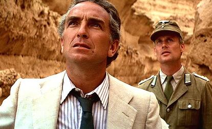 <p>Steven Spielberg dio una lección en la entrega de Indiana Jones 'En busca del arca perdida' (1981) de cómo hacer de un contratiempo en el rodaje algo que adorne la película. Mientras Paul Freeman, que interpreta al villano René Belloq, rodaba una escena en el desierto, una mosca se posó en su boca sin intención de marcharse. Freeman asegura que notó algo, pero no le dio importancia al pensar que no se vería en cámara. Spielberg no solo no mandó repetir la escena sin mosca de por medio, sino que la mantuvo y retocó digitalmente la imagen para que pareciera que Freeman se tragaba al insecto.<p>Este es <a href="https://www.youtube.com/watch?v=MeIBFGyGd6M" target="_blank">el vídeo de la escena</a>.</p>