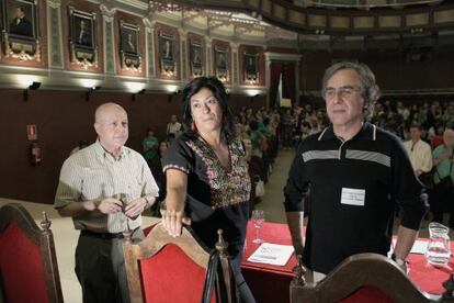 Javier Lostalé, Almudena Grandes y Miguel Ángel Sánchez del Valle, durante la presentación del manifiesto en Madrid