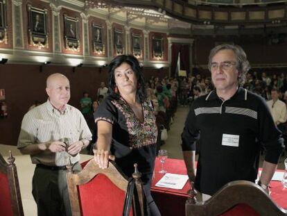 Javier Lostalé, Almudena Grandes y Miguel Ángel Sánchez del Valle, durante la presentación del manifiesto en Madrid