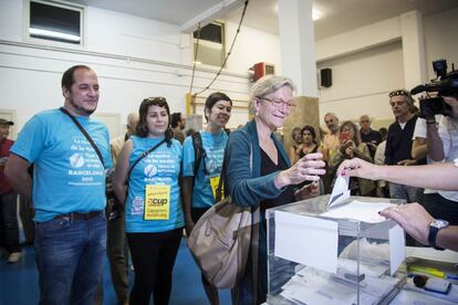 La candidata de la CUP, María José Lecha, a l'escola Mireia de Barcelona.