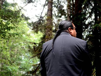 Javier Kinney, miembro del consejo de gobierno de la tribu Yurok, en un bosque de secuoyas de la reserva.