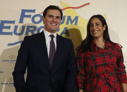 El líder de Ciudadanos, Albert Rivera, y la candidata del partido a la alcaldía Madrid, Begoña Villacís, en un desayuno informativo en Madrid.