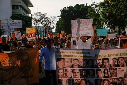 Marcha en protesta por la desaparición de jóvenes en Jalisco, este sábado.