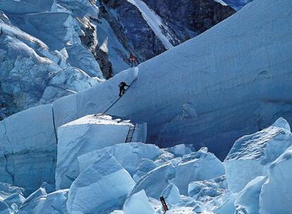 Dos integrantes del equipo de 'Al filo de lo imposible' escalan la cascada de hielo del Khumbu, en el Everest, en 1987.
