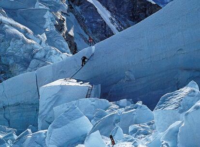 Dos integrantes del equipo de &#39;Al filo de lo imposible&#39; escalan la cascada de hielo del Khumbu, en el Everest, en 1987.