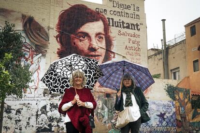 Imma i Carme Puig Antich davant del mural d'homenatge al seu germ, Salvador Puig Antich, al barri de Vallcarca.