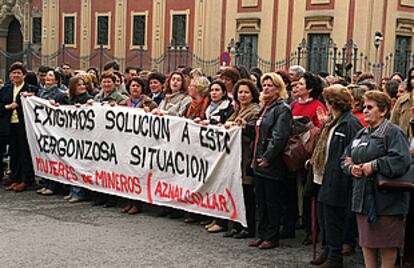 Unas 400 personas se manifestaron ayer en Sevilla en solidaridad con los trabajadores de Minas de Aznalcóllar.