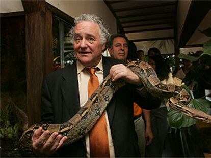 El director de Cosmocaixa, Jorge Wagensberg, ayer con una boa constrictor en la presentación del nuevo museo.