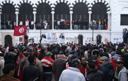 Una multitud protesta exigiendo un nuevo gobierno a las puertas del Palacio del Gobierno en la capital de Túnez.