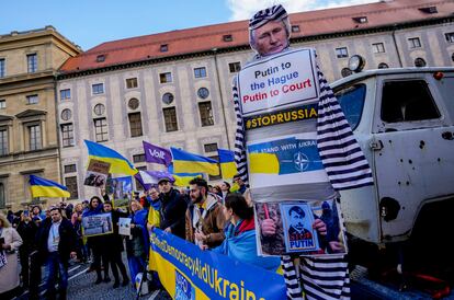 Varias personas se manifiestan contra el presidente ruso Vlaíimir Putin, este sábado en Múnich durante la celebración de la Conferencia de Seguridad. 