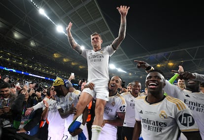 Toni Kroos celebra con sus compañeros el triunfo en la final de la Champions, en su último partido como madridista.