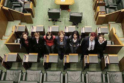 De izquierda a derecha, las diputadas en el Parlamento vasco Esozi Leturiondo (PSE), Onintza Lasa (EA), Ane Auzmendi (EHAK), María José Lafuente (PP), Aintzane Ezenarro (Aralar), Kontxi Bilbao (IU) y Eider Mendoza (PNV).