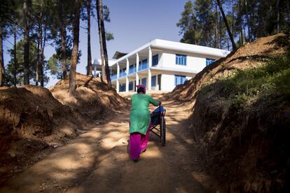 El colegio al que iba Basudev se cayó durante el terremoto. Ahora va a una nueva escuela cuyos accesos todavía no están finalizados. Tampoco hay rampas para que acceda a las clases, por lo que los niños del colegio ayudan a Sita a subir la silla.