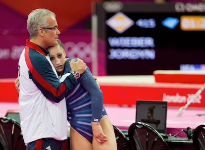 La gimnasta olímpica Jordyn Wieber junto al entrenador John Geddert en los juegos olímpicos de Londres 2012. i