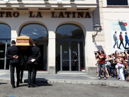 Llegada del féretro de Lina Morgan al Teatro de La Latina de Madrid.