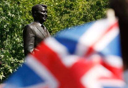 Una bandera del Reino Unido ondea frente a la estatua de Ronald Reagan, levantada en las inmediaciones de la embajada estadounidense en Londres.