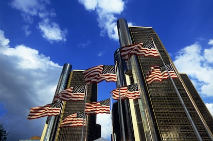 Banderas ondeando frente al Renaissance Center, un grupo de siete rascacielos interconectados en el Downtown Detroit.