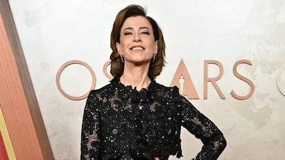 Fernanda Torres llega a la gala de los Oscar en la que se quedó sin el Oscar a la mejor actriz, igual que le sucedió a su madre, Fernanda Montenegro, en 1999, con 'Estación Central de Brasil'.