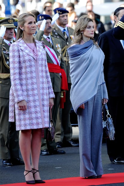 La reina Letizia también levantó polvoreda por culpa de unos pantalones. En 2010, la entonces princesa eligió unos palazzo grises para celebrar el Día de la Hispanidad. Una pieza firmada por Felipe Varela que, según los expertos, no cumplía con el protocolo. Sus cuñadas, mientras tanto, optaron por los tradicionales vestidos a la altura de la rodilla.