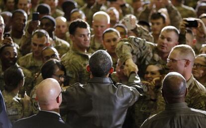 Obama con las tropas norteamericanas en la base de Bagram, en Afganistán