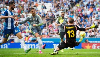 Cristiano marca su cuarto gol al Espanyol, el sábado en Cornellà.