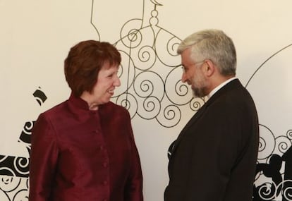 El enviado nuclear iraní, Saed Yalilí, habla con la alta representante europea, Catherine Ashton, hoy en Bagdad.