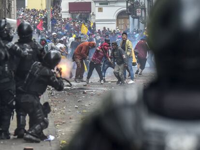 Choques entre fuerzas de seguridad y manifestantes en la oleada de protestas que sacudió a Ecuador en octubre de 2019.
