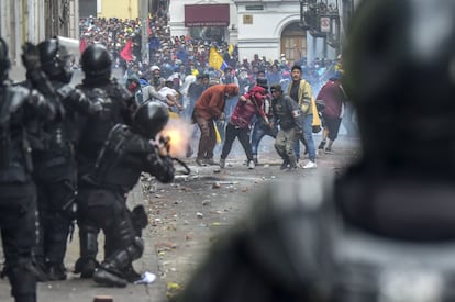 Choques entre fuerzas de seguridad y manifestantes en la oleada de protestas que sacudió a Ecuador en octubre de 2019.