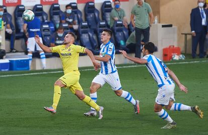 Ontiveros trata de controlar el balón ante Barrenetxea durante el Villarreal-Sociedad. /M. J. S. (Europa Press)