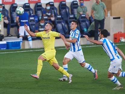Ontiveros trata de controlar el balón ante Barrenetxea durante el Villarreal-Sociedad.  /M. J. S. (Europa Press)